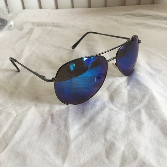 Black trimmed Blue Polarized Aviators - Picture 2 of 3